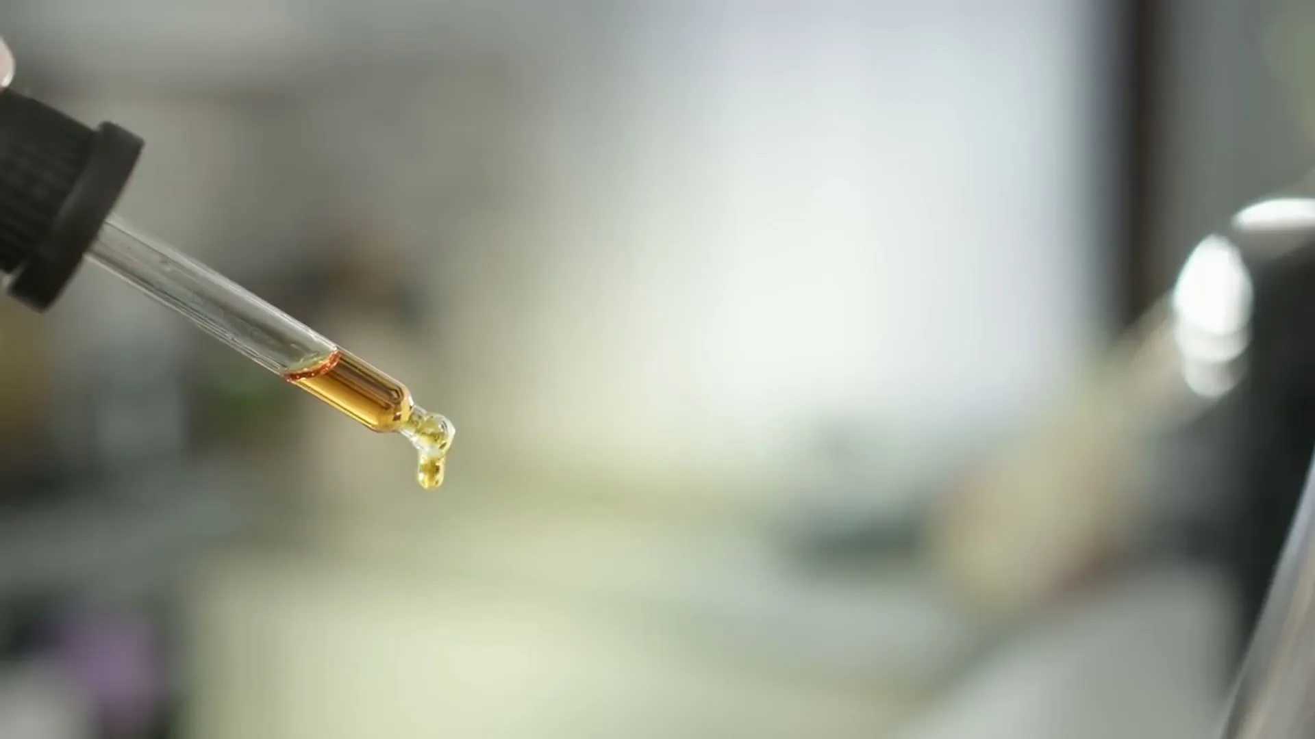 Un gotero deja caer una gota de tintura madre