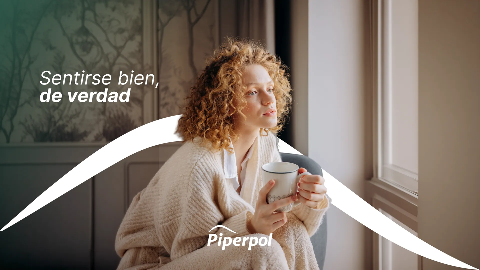 Una mujer disfruta una infusión junto a la ventana, con el gesto curvo de Piperpol y el lema «Sentirse bien, de verdad»