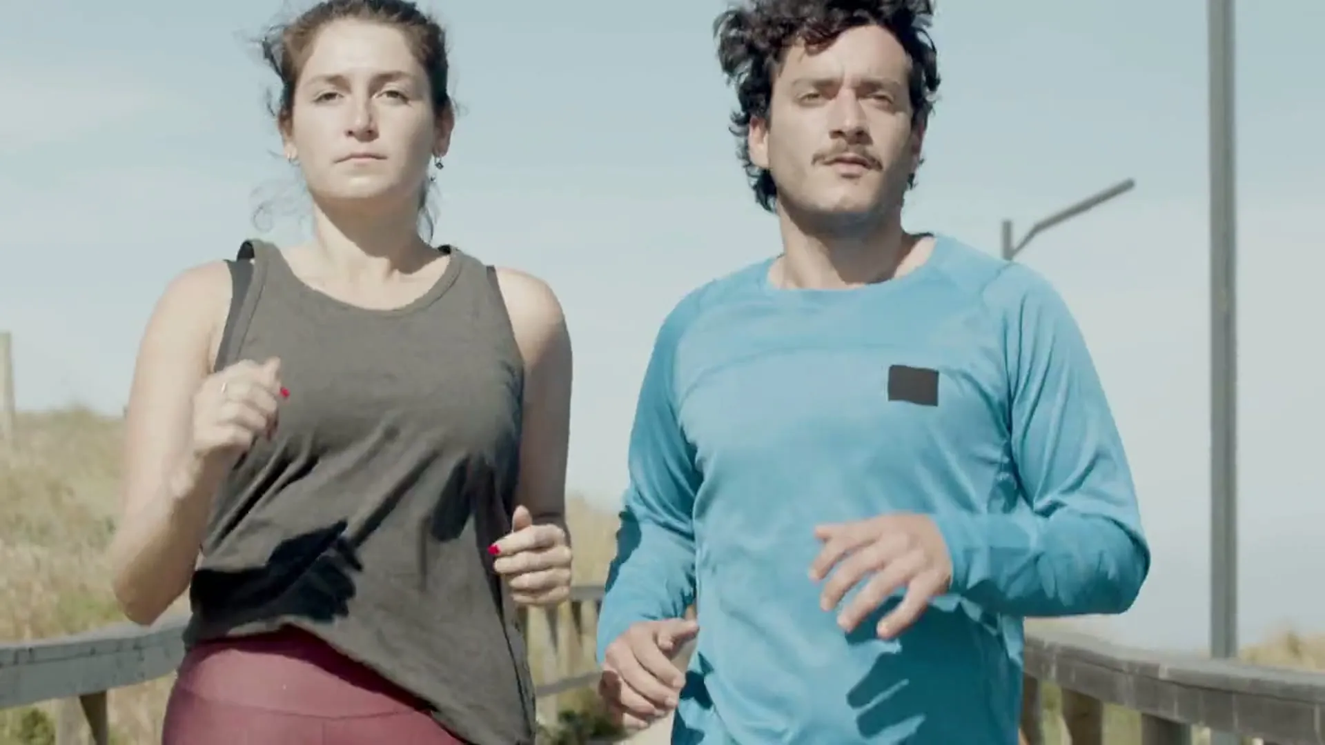 Dos personas corriendo juntas por un parque